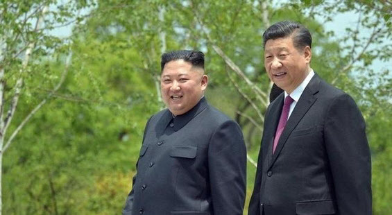 시진핑(오른쪽) 중국 국가주석이 지난해 6월 북한을 방문해 김정은 국무위원장과 평양 금수산영빈관에서 산책하는 모습. /조선중앙통신 연합뉴스