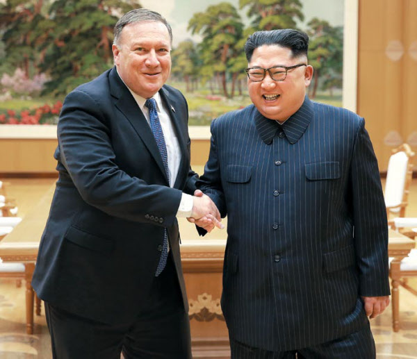 마이크 폼페이오 미국 국무장관이 지난 2018년 5월 평양에서 김정은 북한 국무위원장과 회담을 갖기 전 기념 촬영을 하고 있다. /조선중앙통신 연합뉴스