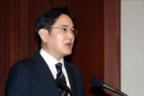 구속영장이 청구된 이재용 삼성전자 부회장이 지난달 6일 서울 서초구 삼성전자 서초사옥에서 경영권 승계 등과 관련한 입장문을 발표하는 모습. /김지호 기자