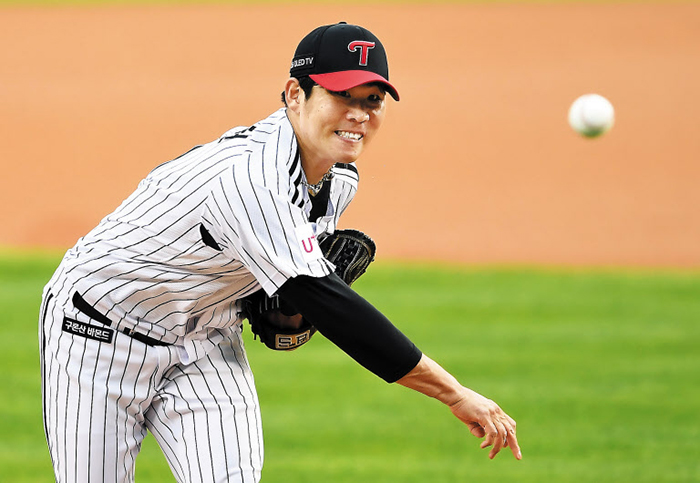 LG 선발 투수 정찬헌이 4일 서울 잠실야구장에서 열린 삼성과의 홈 경기에서 공을 던지는 모습.