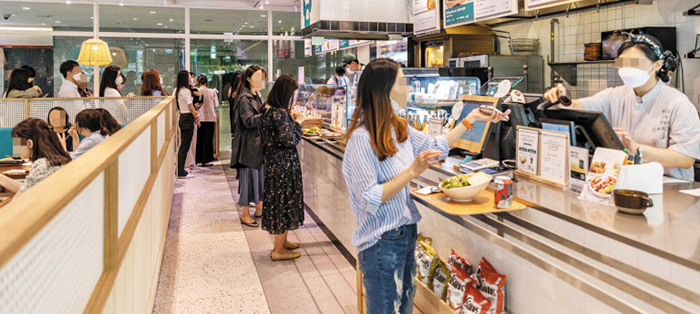서울 강남구 코엑스몰에 지난달 문을 연 샐러드 전문점 ‘피그인더가든’에서 점심시간 손님들이 샐러드를 주문하고 있다.