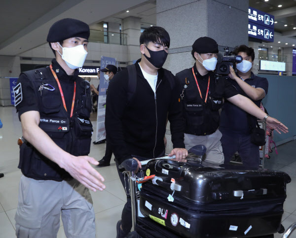 공항 보안요원들과 함께 이동하는 강정호./뉴시스