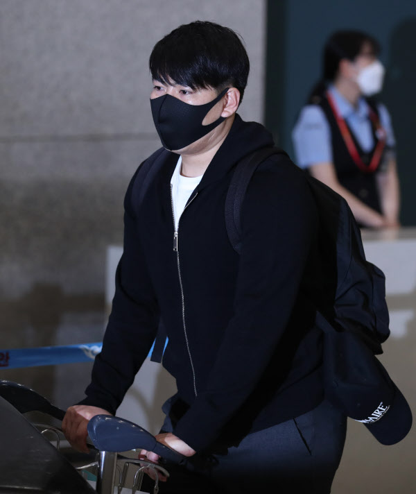 검은색 마스크를 쓰고 나타난 강정호는 공항 입국장을 빠져나갈 때까지 침묵했다./연합뉴스