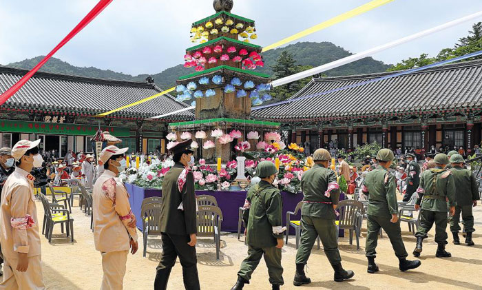 7일 해인사 수륙대재에서 국군과 인민군 복장을 한 사람들이 입장하고 있다.