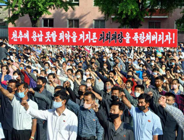 북한 개성시 노동자들과 직맹원들이 탈북민 대북전단을 문제 삼아 우리정부를 비난하는 항의집회에서 구호를 외치고 있다./연합뉴스