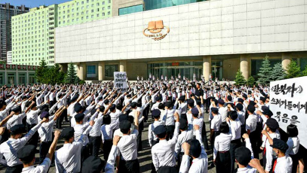 김책공대 학생들이 탈북자 규탄 집회에 참석한 모습/노동신문/뉴스1