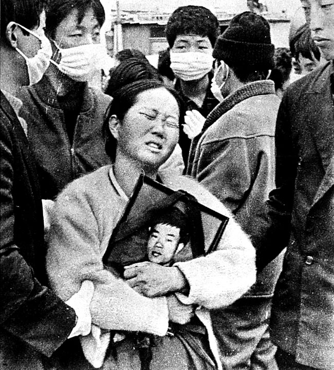 아들 전태일의 영정 사진을 껴안고 오열하는 어머니 이소선 여사.