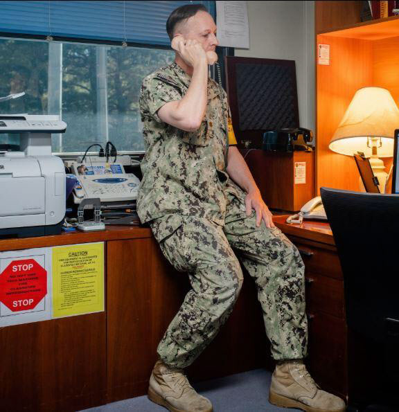 유엔군사령부 소속 장교가 남측 판문점에서 분홍색 직통전화로 북한군과 통신 점검을 하는 모습. /WSJ