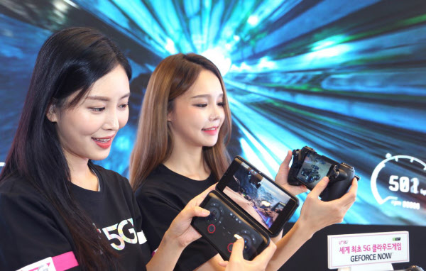 SK텔레콤의 5G 기반 클라우드 게임을 하는 모습