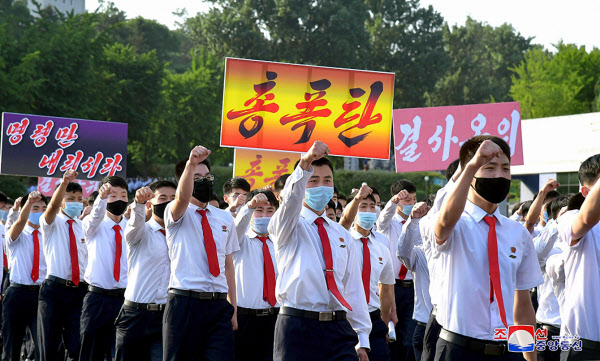북한 매체들이 9일 '자멸을 재촉하는 천하 역적 무리들에게 무자비한 철추를 내리자'라는 기사와 함께 게재한 사진. 북한 대학생들이 주먹을 쥐고 대남 규탄 구호를 외치고 있다. /조선중앙통신 연합뉴스