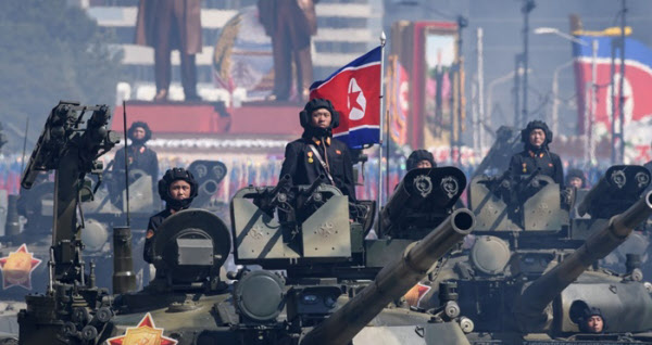 북한군이 평양에서 열병식을 하는 모습/ 조선중앙통신