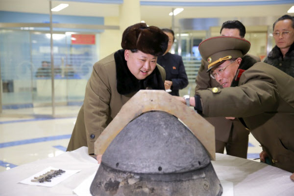 북한 김정은 국무위원장이 핵탄두를 살펴보는 모습. /조선중앙통신