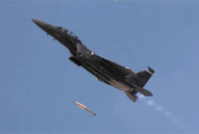 미 공군의 F-15E 전투기가 저위력 전술핵폭탄인 B61-12를 투하하는 모습. 미 샌디아 국립연구소가 공개한 동영상에 나오는 장면이다. 