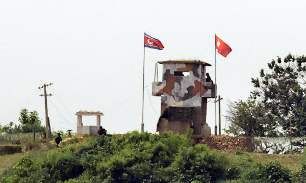 북한이 남북 사이의 모든 통신연락선을 차단하겠다고 밝힌 지난 9일 경기 파주 우리측 초소 인접한 북측 초소에서 북한군이 보수 작업을 하고 있다. /뉴시스