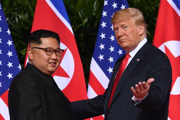 2018년 미북정상회담에서 도널드 트럼프(오른쪽) 미 대통령과 김정은 북한 국무위원장의 모습. /AFP 연합뉴스