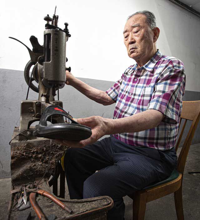 70년 넘은 구두 수선용 재봉틀을 작동하는 모습.