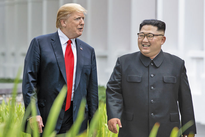 미국 도널드 트럼프(왼쪽) 대통령과 북한 김정은 국무위원장이 2018년 6월 12일 싱가포르 센토사섬 카펠라호텔에서 정상회담을 마친 뒤 정원에서 함께 산책하고 있다.