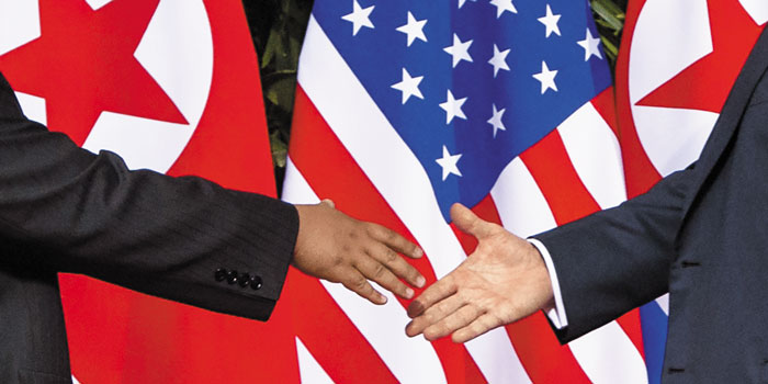 2018년 6월 12일 싱가포르에서 열린 사상 첫 미·북 정상회담에서 북한 김정은(왼쪽) 국무위원장과 미국 도널드 트럼프 대통령이 손을 맞잡는 모습.