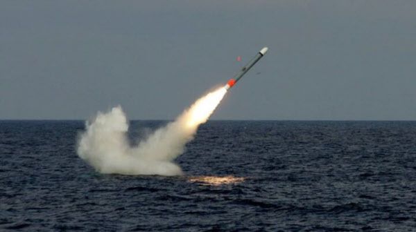잠수함에서 발사되는 미국의 토마호크 순항미사일. 앞으로 핵탄두 장착 토마호크 미사일도 개발돼 대북 핵 억지력으로 활용될 예정이다./미 해군