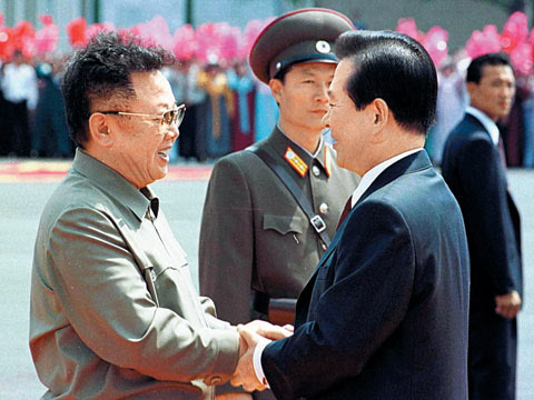2000년 6월 김대중 대통령이 평양에서 김정일 국방위원장을 만나고 있다.