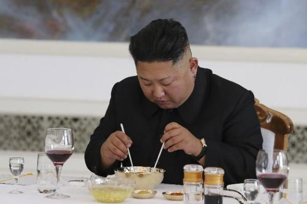 2018년 9월 19일 평양 옥류관에서 냉면을 먹는 김정은 북한 국무위원장. /조선일보DB