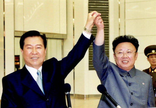 2000년 6월 평양에서 김대중 대통령과 김정일 국방위원장이 서로의 손을 잡아 올린 모습. /연합뉴스