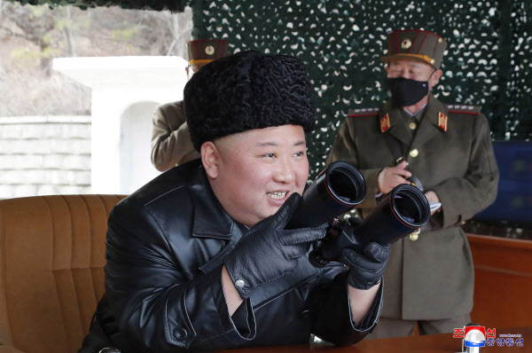 김정은 북한 국무위원장이 지난 3월 2일 전선 장거리포병구분대의 화력타격훈련을 지도하는 모습. /조선중앙통신 연합뉴스