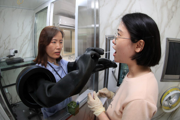 의료진과 피검진인이 분리된 공간에서 검체를 채취할 수 있도록 제작된 모듈하우스 '선별진료소'이다. /광산구 제공