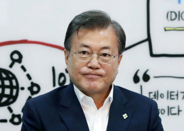 문재인 대통령이 18일 강원 춘천시 남산면 더존비즈온 강촌캠퍼스에서 열린 ‘한국판 뉴딜, 디지털경제 현장방문’에 참석해 참석자의 발언을 듣고 있다. /뉴시스