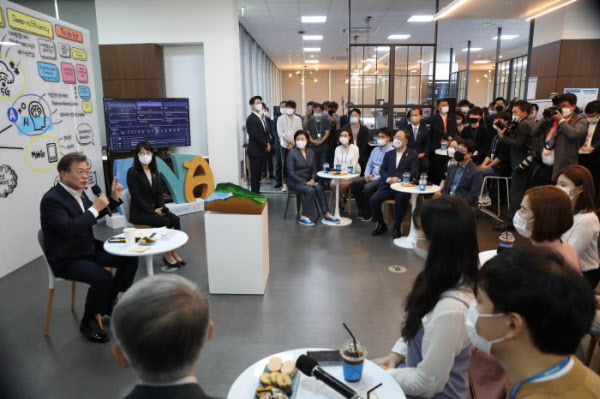 문재인 대통령이 18일 강원 춘천시 남산면 더존비즈온 강촌캠퍼스에서 열린 ‘한국판 뉴딜, 디지털경제 현장방문’에 참석해 발언하고 있다. /뉴시스