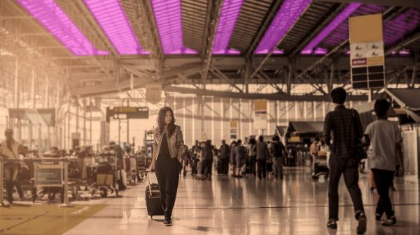 역이나 공항 같은 공공장소에 인체에 해가 없는 단파장 자외선 조명을 켜두면 공기로 파지는 코로나 바이러스를 차단할 수 있다는 연구결과가 나왔다./미 컬럼비아대