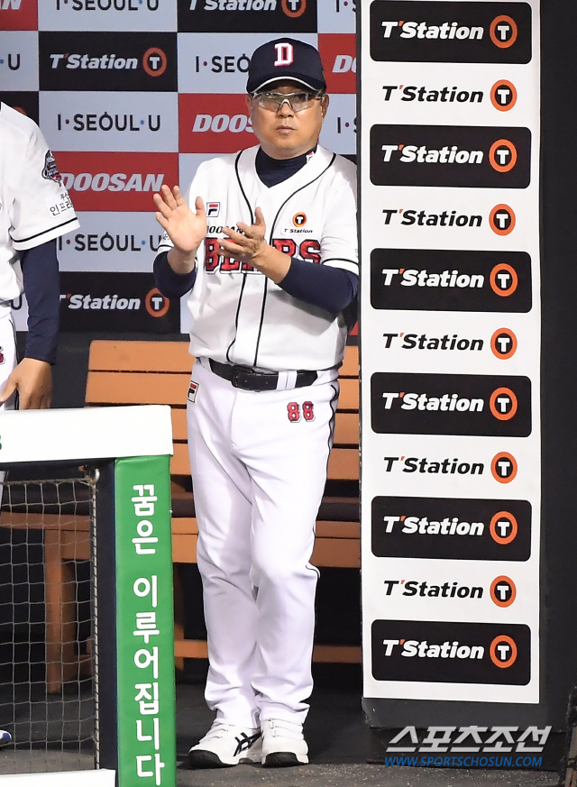 2020 KBO리그 두산 베어스와 삼성 라이온즈의 경기가 18일 서울 잠실야구장에서 열렸다. 5회말 2사 3루 동점 투런포를 날린 두산 최주환을 향해 김태형이 박수를 보내고 있다. 잠실=박재만 기자 pjm@sportschosun.com/2020.06.18/