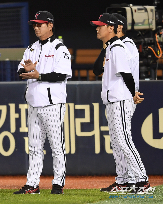2020 KBO리그 LG 트윈스와 삼성 라이온즈의 경기가 4일 서울 잠실야구장에서 열렸다. 경기에서 11대0으로 승리한 LG 류중일 감독이 승리의 기쁨을 함께하고 있다. 잠실=박재만 기자 pjm@sportschosun.com/2020.06.04/