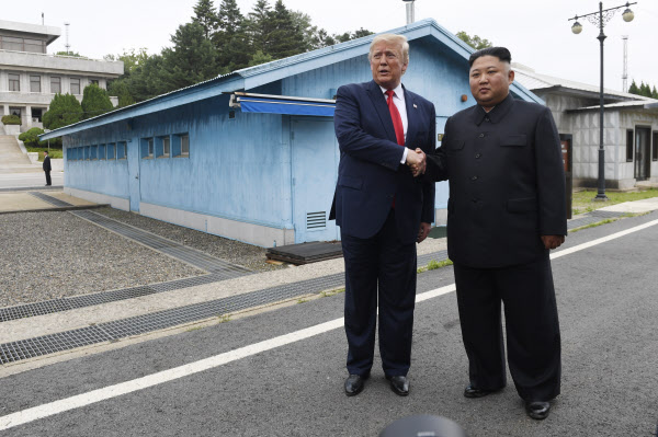 지난해 6월 30일 판문점에서 도널드 트럼프 미국 대통령과 김정은 북한 국무위원장이 악수를 하고 있다. /AP 연합뉴스