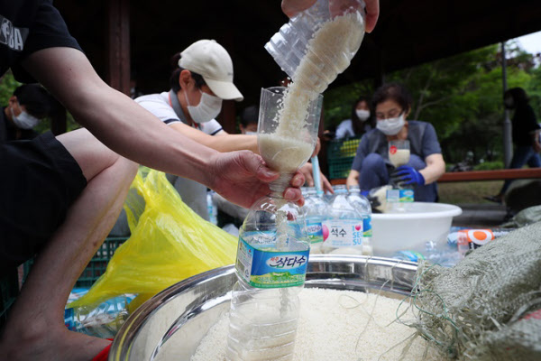 탈북민단체 '큰샘' 회원들이 18일 서울 강남구 일원동 일대에서 북한에 보낼 쌀을 페트병에 담고 있다./뉴시스