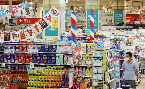 서울에 있는 한 대형마트에서 1+1 행사, 50% 할인 판매 등을 하고 있다. /연합뉴스
