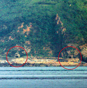해안 포문 열어둔 북한 - 인천시 옹진군 대연평도 인근 북한 개머리 해안의 포문(붉은 실선)이 열려 있다.