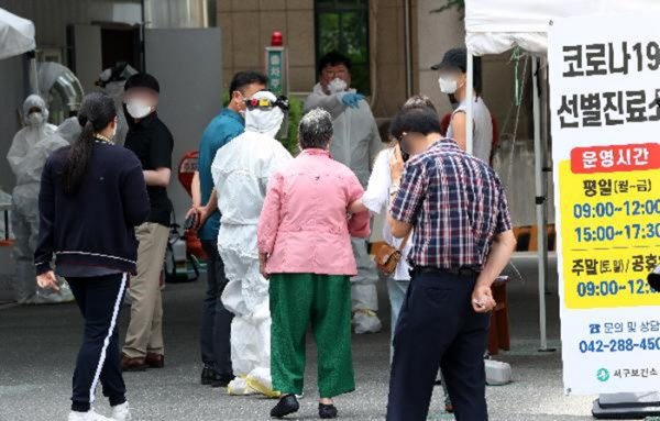 지난 17일 대전 서구보건소 선별진료소에서 시민들이 코로나 바이러스 감염증 검사를 받고 있다. /신현종 기자