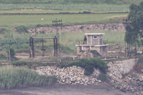 19일 오후 인천 강화군 평화전망대에서 바라본 북한 황해북도 개풍군 해안 초소에서 북한군이 근무를 서고 있다./연합뉴스