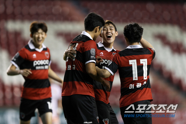 강원전 후반 추가골을 성공시킨 권완규를 축하해주는 포항 선수들. 사진제공=한국프로축구연맹