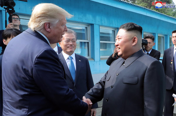도널드 트럼프 미국 대통령과 김정은 북한 국무위원장이 30일 오후 판문점에서 악수하고 있다. 문재인 대통령이 이를 바라보고 있다. /조선중앙통신=연합뉴스