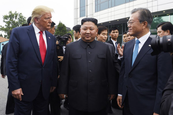 지난해 6월 30일 판문점 자유의집 앞에 도널드 트럼프 미국 대통령, 김정은 북한 국무위원장, 문재인 대통령이 나란히 서있다. /AP 연합뉴스