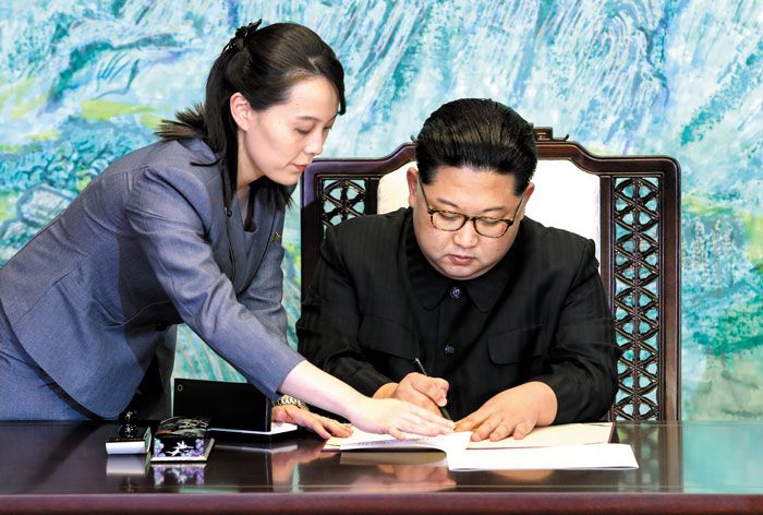 김여정(왼쪽), 김정은