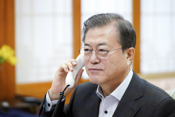 지난해 12월도널드 트럼프 미 대통령과 통화하는 문재인 대통령 /연합뉴스