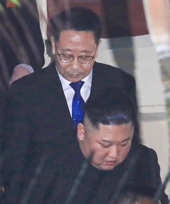 하노이에서 계단을 내려오는 북한 김정은 /연합뉴스