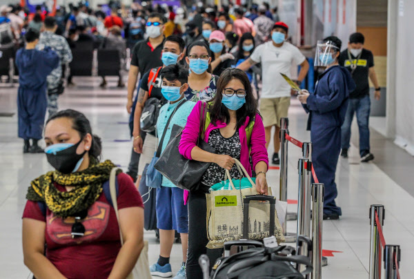 18일(현지 시각) 필리핀 마닐라 파라냐케 터미널에서 사람들이 마스크를 쓰고 있는 모습. /신화통신 연합뉴스
