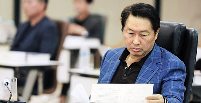 최태원 SK그룹 회장이 23일 경기도 이천 SKMS연구소에서 열린 ‘2020 확대경영회의’에 참석해 자료를 살펴보고 있다.