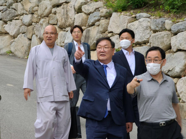 주호영(맨 오른쪽) 미래통합당 원내대표가 지난 23일 강원 고성군 화암사에서 김태년(앞줄 가운데) 더불어민주당 원내대표와 함께 걷고 있다./뉴시스