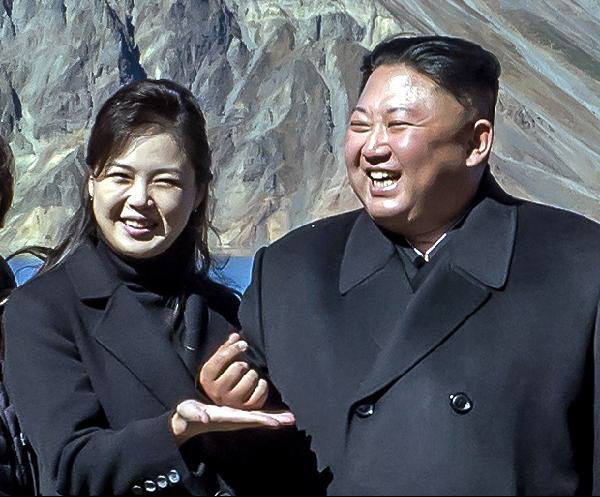 북한 김정은(오른쪽) 국무위원장과 부인 리설주(왼쪽) 여사/평양사진공동취재단