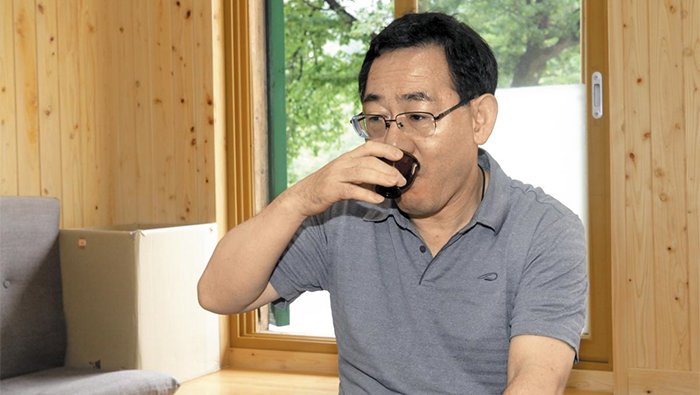 주호영 미래통합당 원내대표가 24일 오전 강원 고성군 화암사 주지 스님 방에서 차를 마시고 있다. 주 원내대표는 이날 “국회로 복귀하겠다”고 했다.
